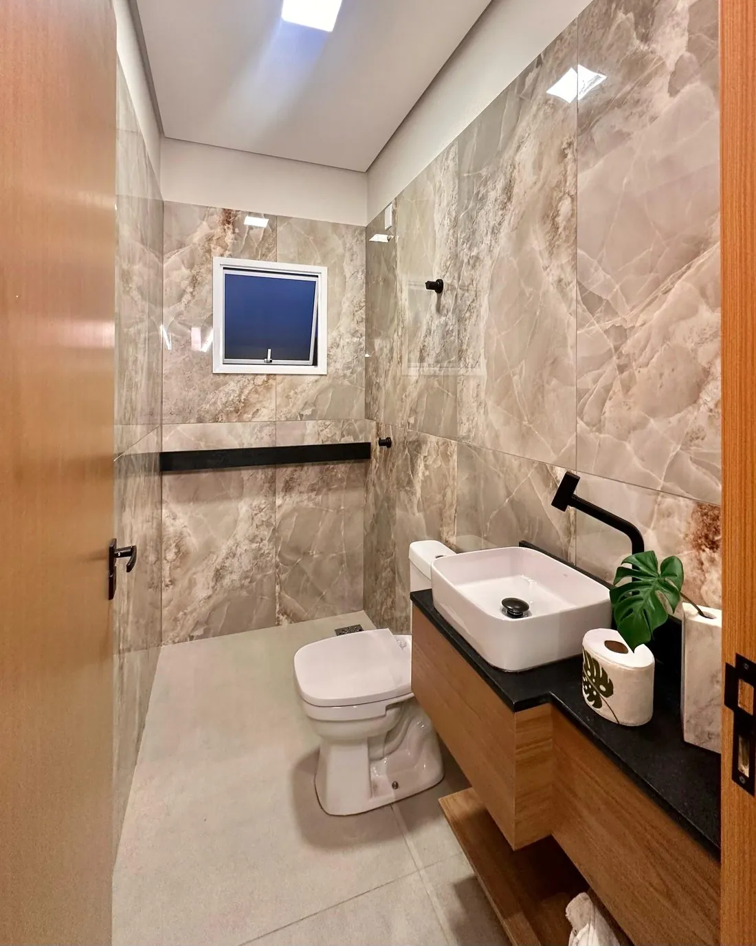 Banheiro em porcelanato marmorizado