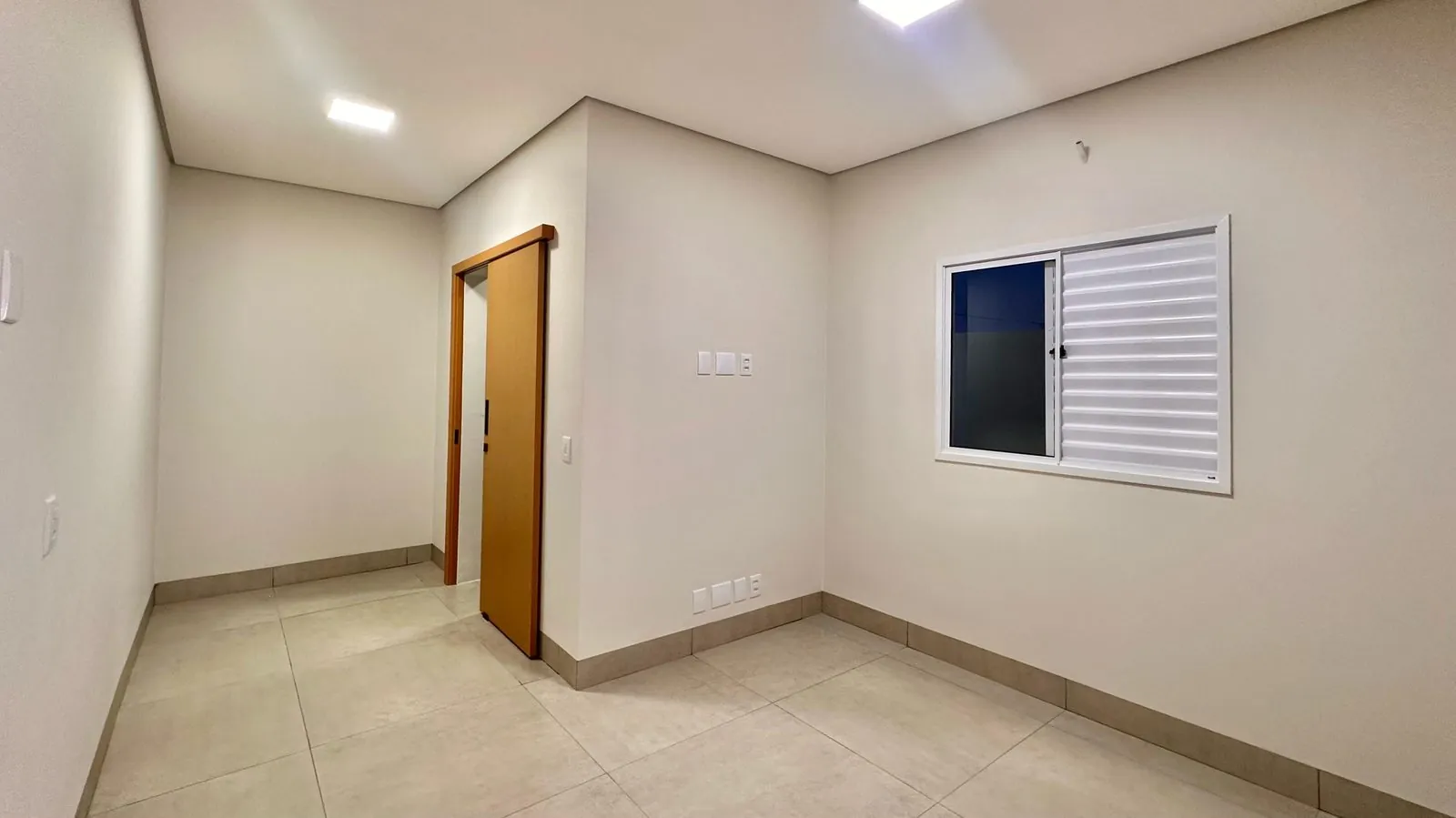 Quarto com porta e janela ampla