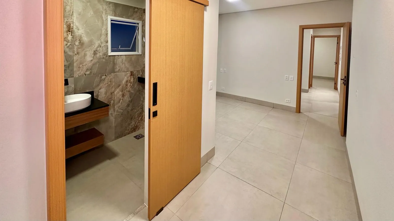 Suíte com passagem para o banheiro e corredor dos quartos