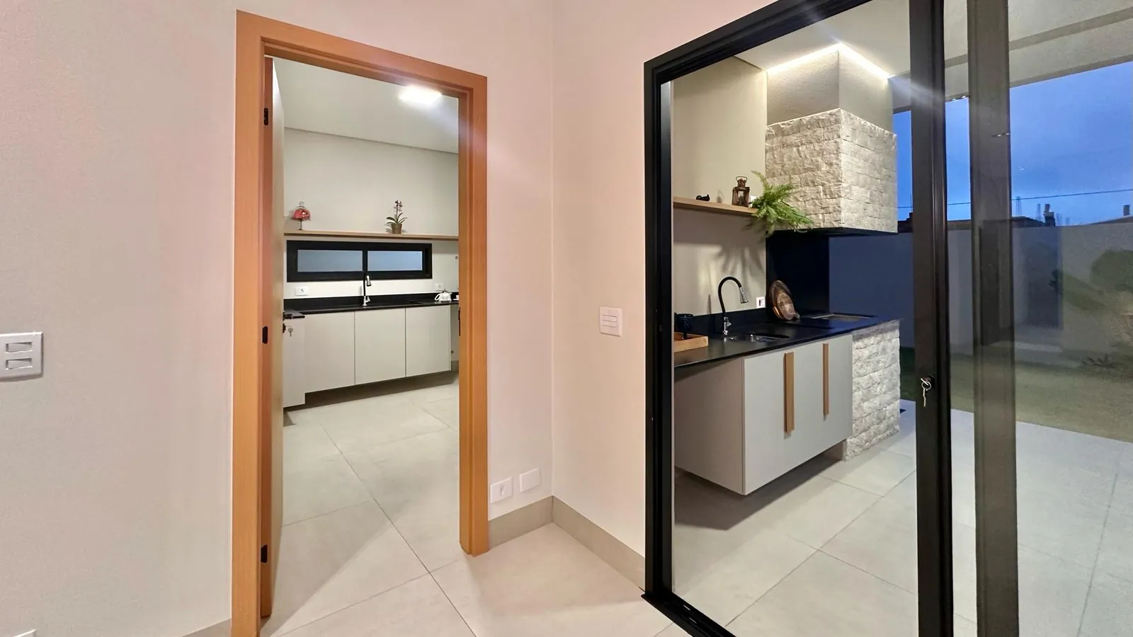 Porta da cozinha ao lado da porta do espaço gourmet