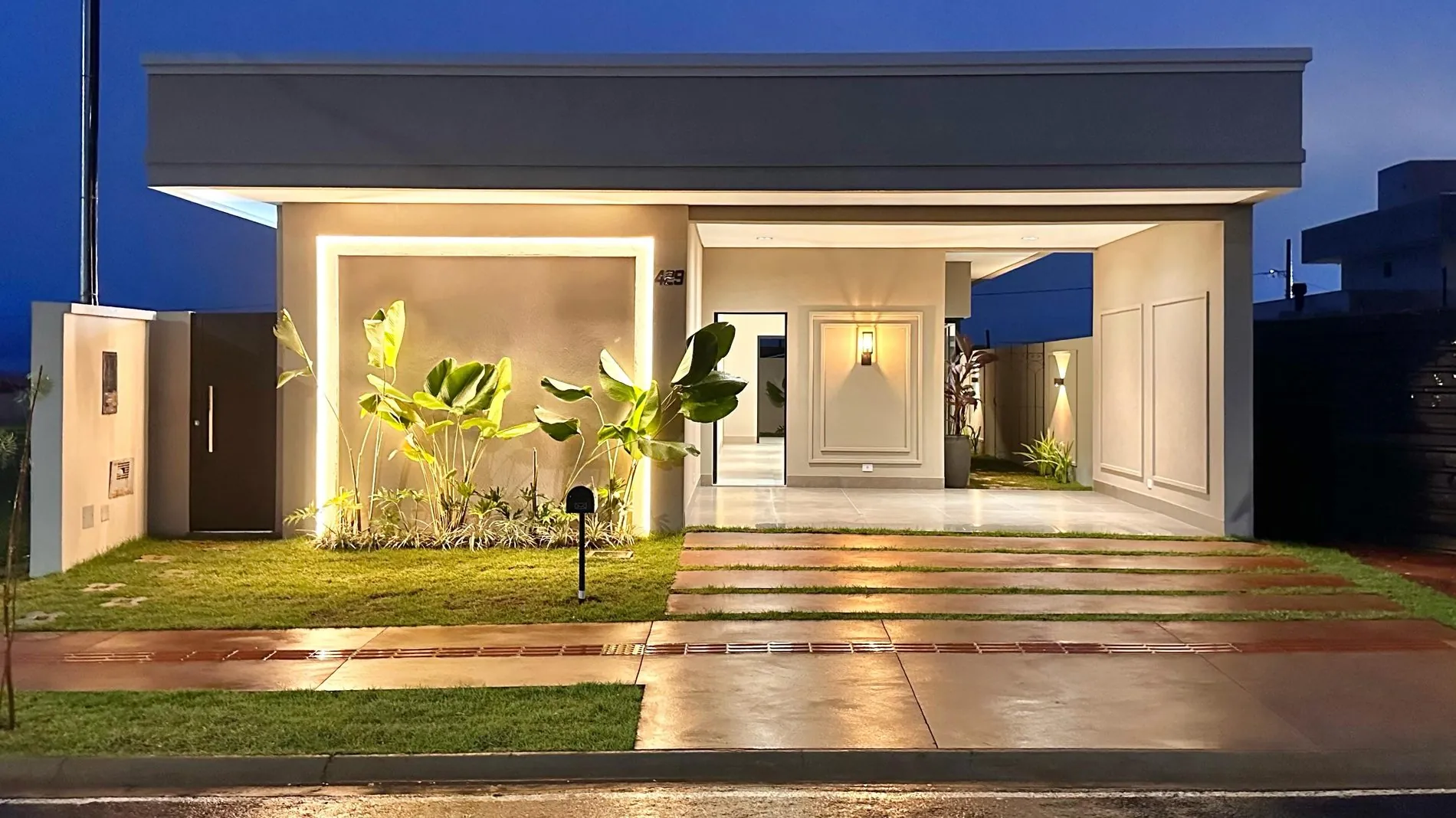 Fachada da Residência Ramos ao entardecer no Reserva Santa Inês