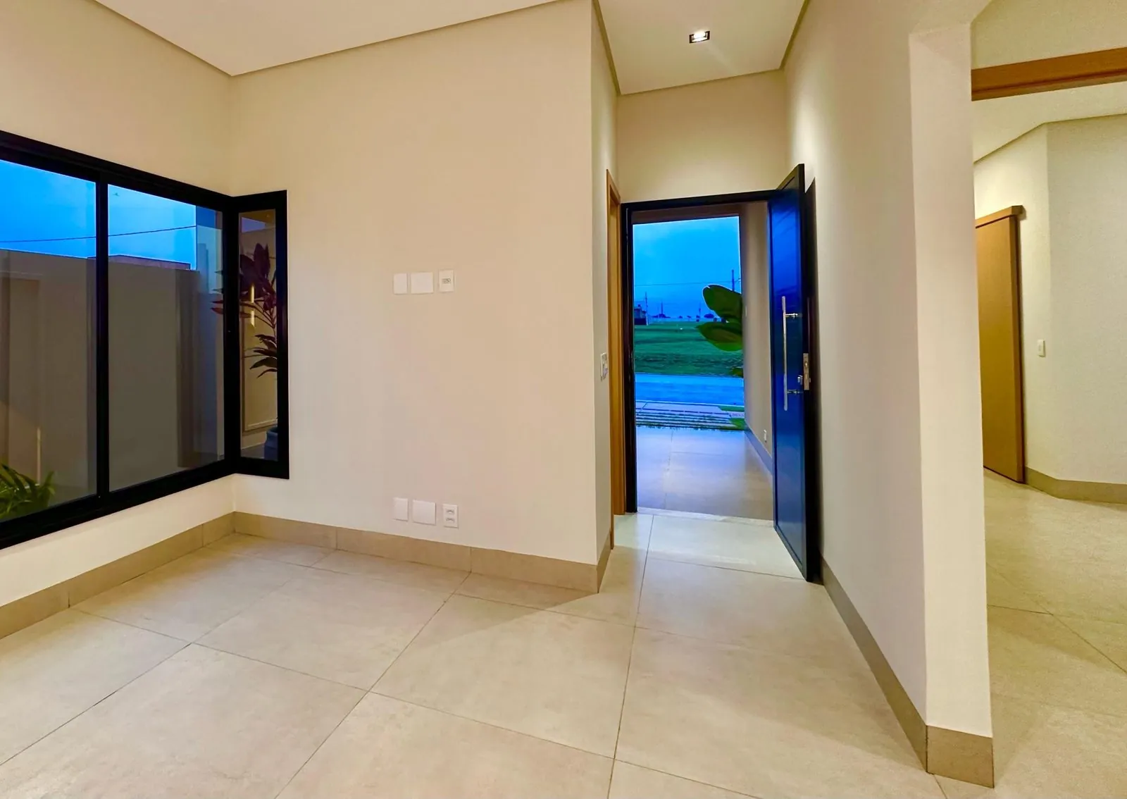 Sala inteira com a porta da frente