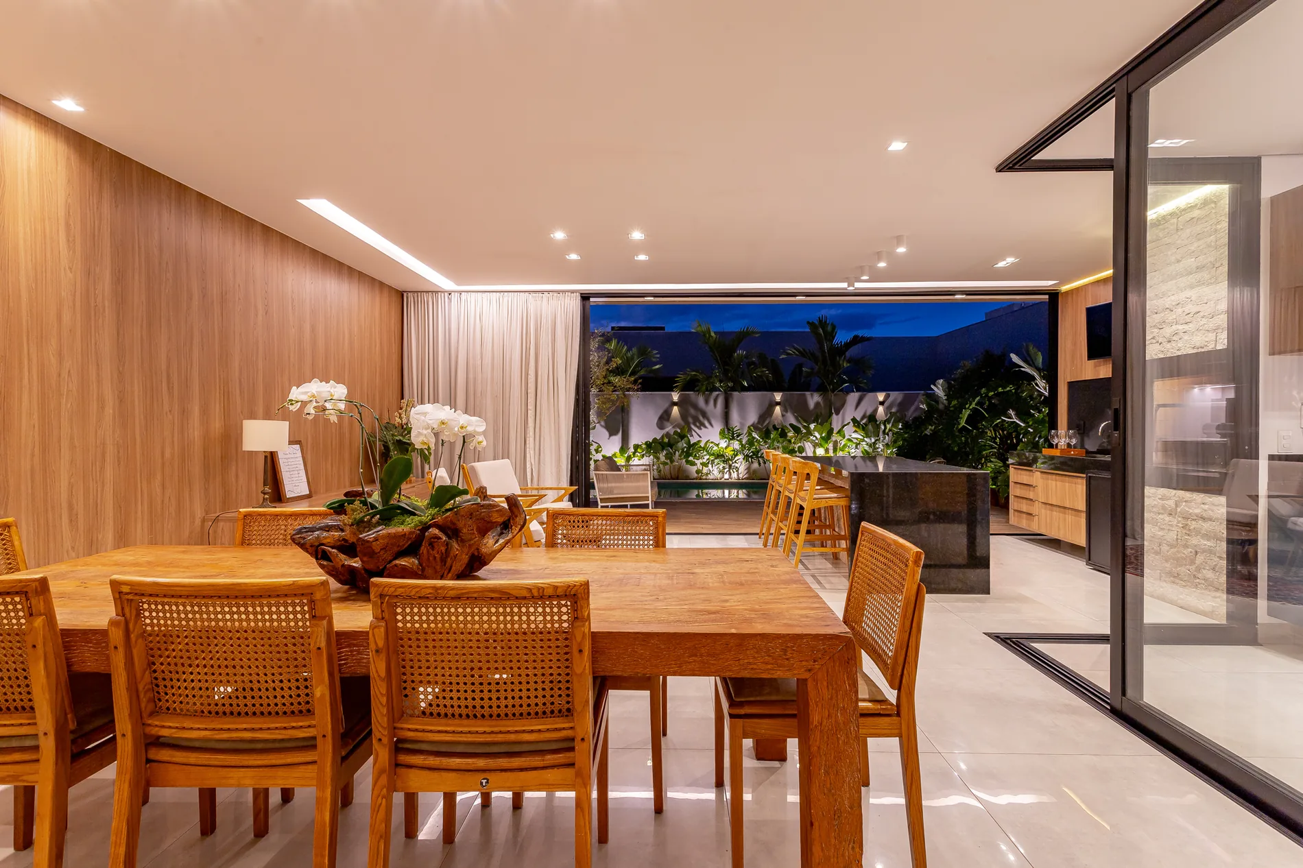 Sala de jantar integrada da Residência Jasmim Manga no Damha IV