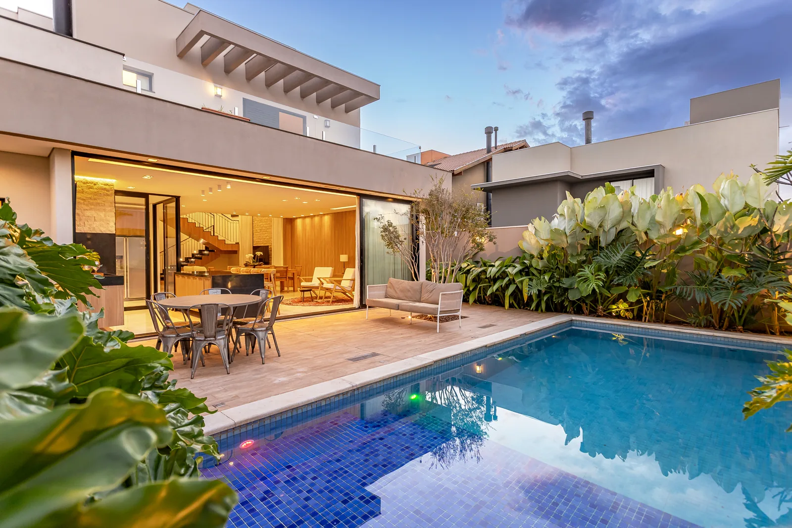 Piscina aquecida com o espaço gourmet ao fundo